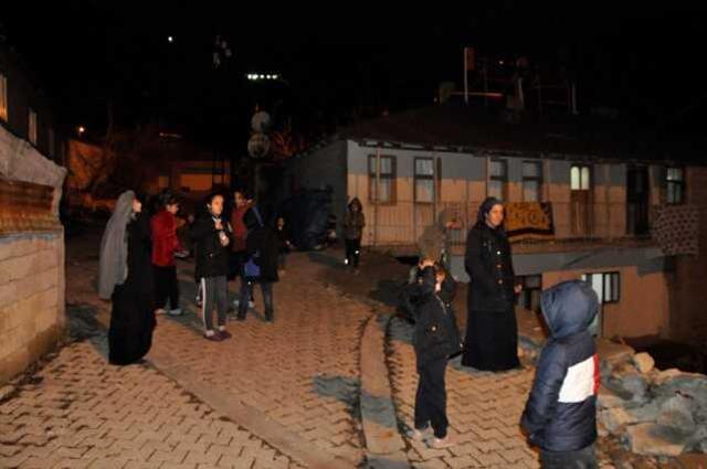 Hakkari'de peş peşe korkutan depremler