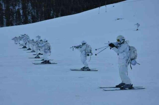 Sarıkamış'ta eski 25 derecede komandoların eğitimleri nefes kesti