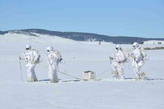 Sarıkamış'ta eski 25 derecede komandoların eğitimleri nefes kesti