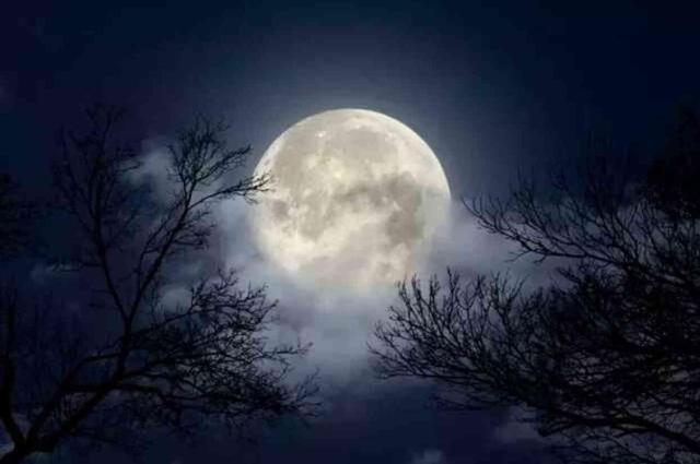 Astrolojide Dolunayın Anlamı ve Etkileri: Hangi Burçları Daha Çok Etkiler?