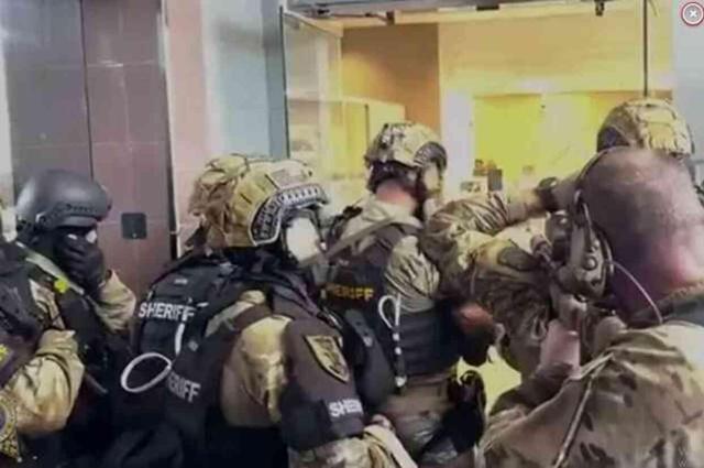 Florida'da iki kişiyi rehin alan banka soyguncusu, keskin nişancı tarafından vurularak etkisiz hale getirildi