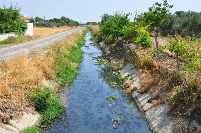 Manisa'da Sanayi Atıkları Sulama Kanalını Maviye Boyadı