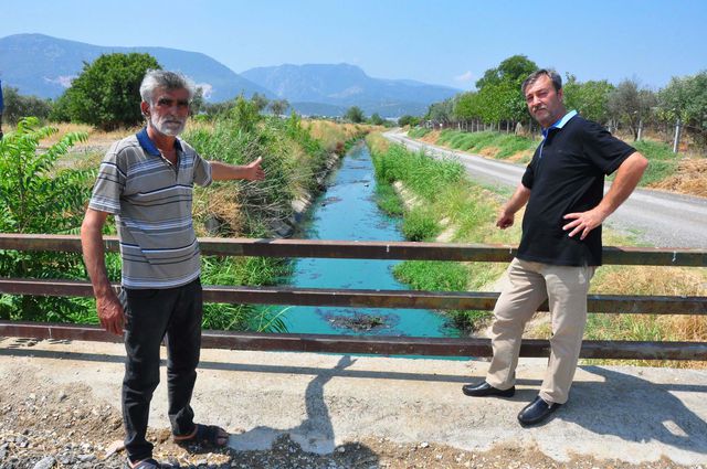 Manisa'da Sanayi Atıkları Sulama Kanalını Maviye Boyadı