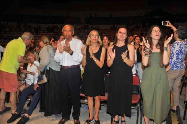 Yunan şarkıcı, Türk bayrağı ve Atatürk posteri var diye sahneye çıkmadı! Yunan şarkıcı kim, ne oldu?