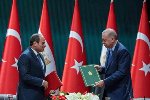Cumhurbaşkanı Erdoğan, Sisi'yi 'Rabia' işaretiyle uğurladı