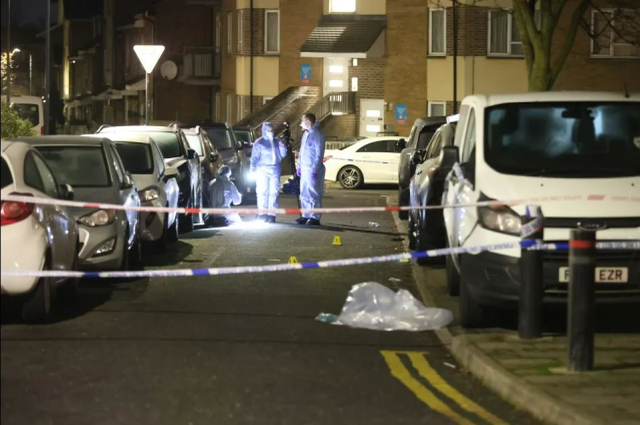 Londra'da kilise önünde silahlı saldırı: 1 kadın hayatını kaybetti, 2 kişi yaralandı