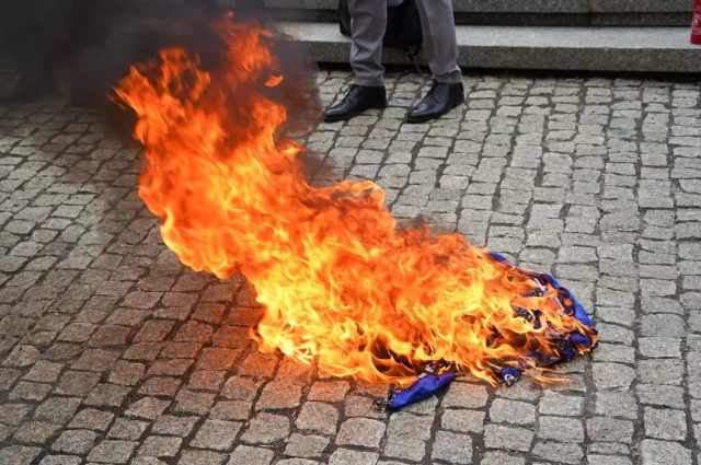 Polonya'da cumhurbaşkanı adayından ilginç protesto! AB bayrağıyla ayaklarını sildi