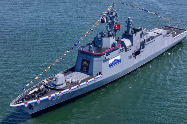 Kuze Kore'nin en büyük savaş gemisi suya indirildiğinde devrildi