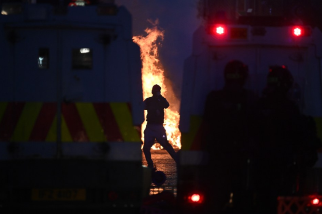 Kuzey İrlanda'da cinsel saldırı protestoları şiddetli çatışmalara dönüştü