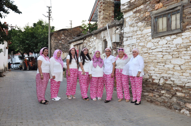 Şalvarını giyen kadınlar eğlenceye koştu