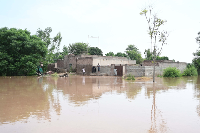 Hindistan barajlardaki fazla suyu boşalttı, Pakistan'da sel meydana geldi: 22 ölü