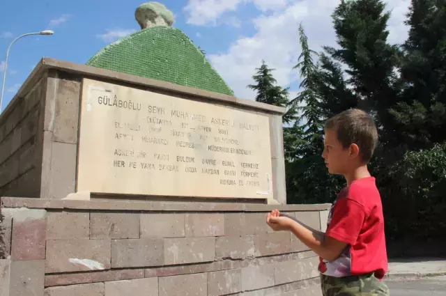 Afyonkarahisar’da Yol Ortasında Kalan Türbe: Gülaboğlu Muhammed Askeri