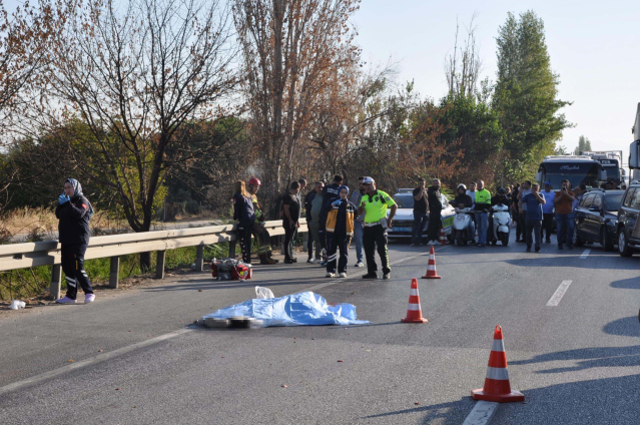 İki araç ile polis memuruna çarpan tır körpüden uçtu; 1 ölü, 2 yaralı