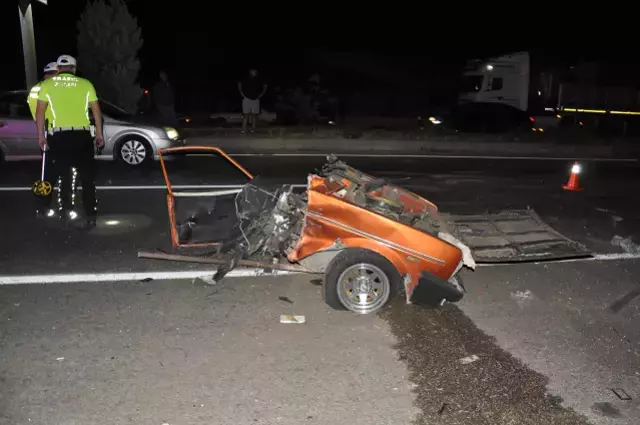 Manisa'da otomobil ile kamyon çarpıştı: 5 ölü, 6 yaralı