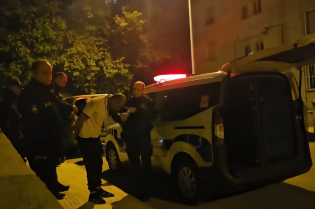 Arkadaşını kılıçla rehin aldı