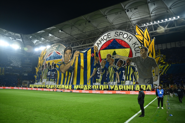 Fenerbahçe'nin dev koreografisinde o ismin olmamasına tepki yağıyor