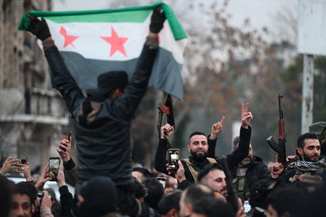 Halep'te, tahliye edilmeyi kabul eden terör örgütü YPG/SDG mensupları otobüslerle Tabka'ya gönderildi