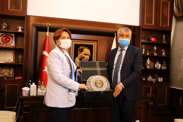 Akşener'in ziyaretinde koruma krizi! İçeri girmek için korumalarla mücadele ettiler
