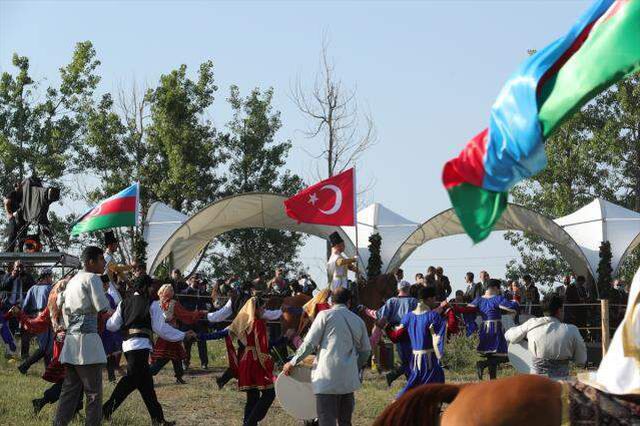 Cumhurbaşkanı Erdoğan'a Azerbaycan'da büyük sürpriz! Aliyev at hediye etti