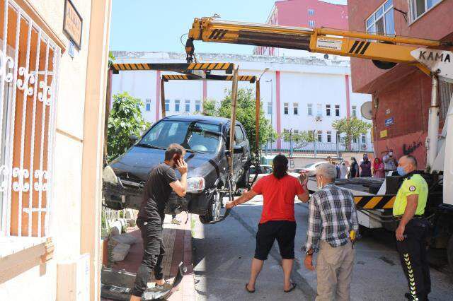 Gazla pedal karışınca olanlar oldu! Apartmana dalan otomobilini bırakıp kaçtı