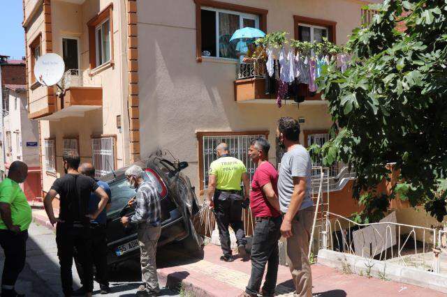 Gazla pedal karışınca olanlar oldu! Apartmana dalan otomobilini bırakıp kaçtı