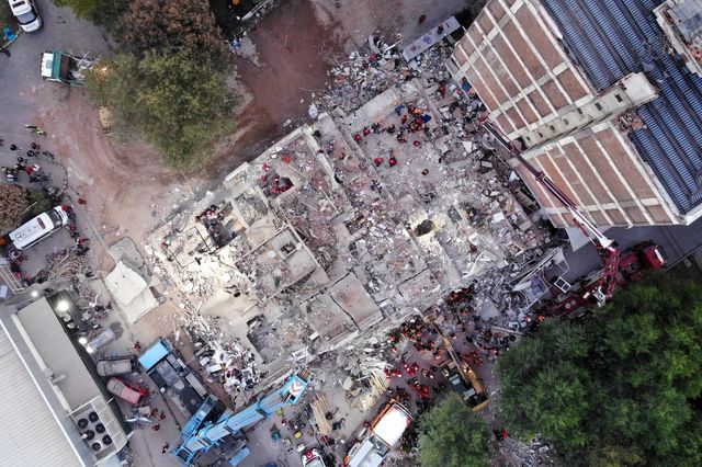 15 kişiye mezar olan Doğanlar Apartmanı deprem yönetmeliğine aykırı yapılmış