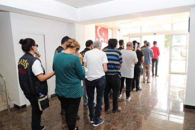 Fuhuş baskını yaptıkları evde polis yeleği bulan ekipler şaşıp kaldı