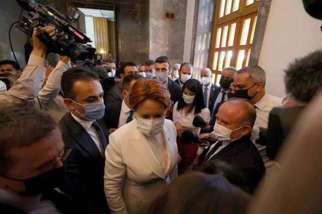 Korumaları gazetecinin gözlüğünü düşürünce, Meral Akşener geri dönüp özür diledi