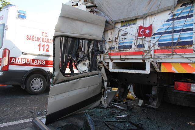 Elazığ'da düğün yolunda feci kaza: 3 ölü, 12 yaralı