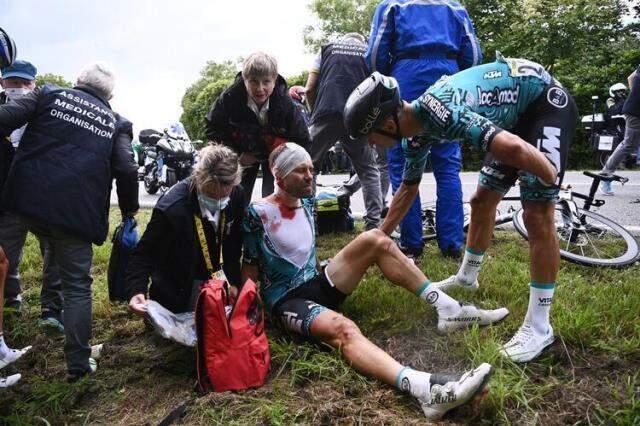 Fransa Bisiklet Turu'nda seyircinin açtığı pankart yüzünden yaşanan feci kazada ortalık kana bulandı