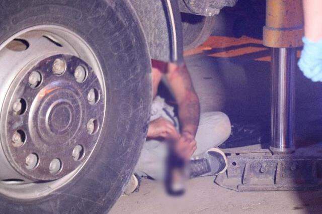 Bıçakla kendine zarar veren alkollü şahsı polis zor zapt etti! Çevredekilere tehditler savurdu