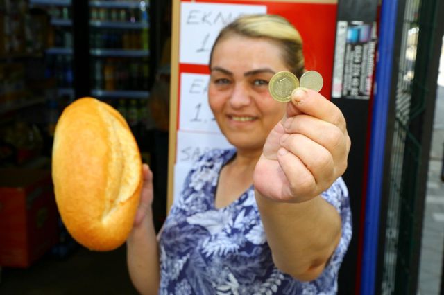 Fırıncıya kızdı, ekmeğe 50 kuruş indirim yaptı! Başlattığı kampanya tüm mahalleyi sevindirdi