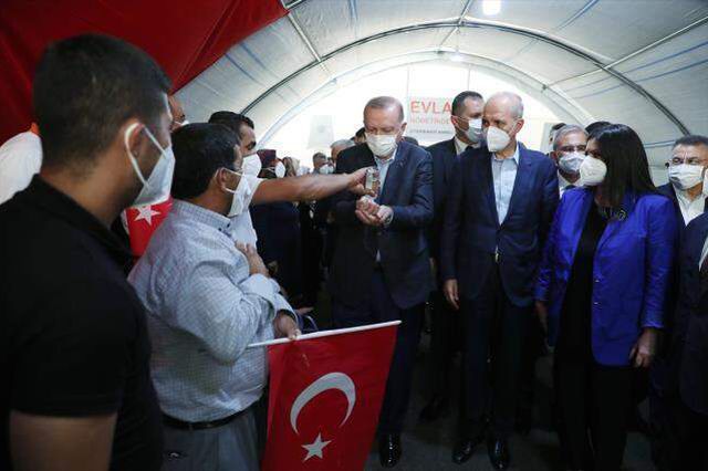 Cumhurbaşkanı Erdoğan, Diyarbakır Anneleri'ni kaldıkları çadırda ziyaret etti