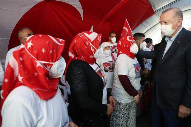 Cumhurbaşkanı Erdoğan, Diyarbakır Anneleri'ni kaldıkları çadırda ziyaret etti