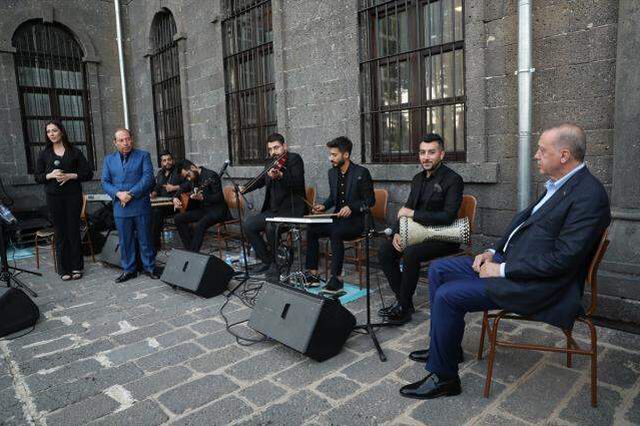 Cumhurbaşkanı Erdoğan'ı böyle görmediniz! Neşet Ertaş'ın türküsünü seslendirdi