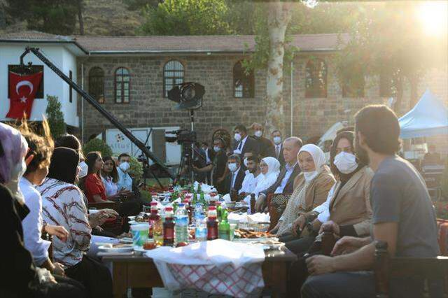 Cumhurbaşkanı Erdoğan'ı böyle görmediniz! Neşet Ertaş'ın türküsünü seslendirdi