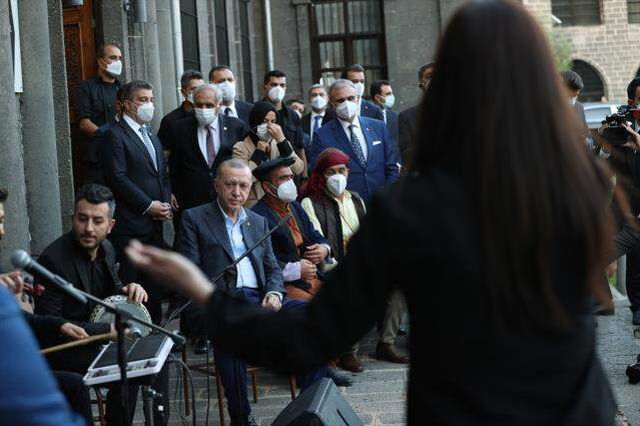 Cumhurbaşkanı Erdoğan'ı böyle görmediniz! Neşet Ertaş'ın türküsünü seslendirdi