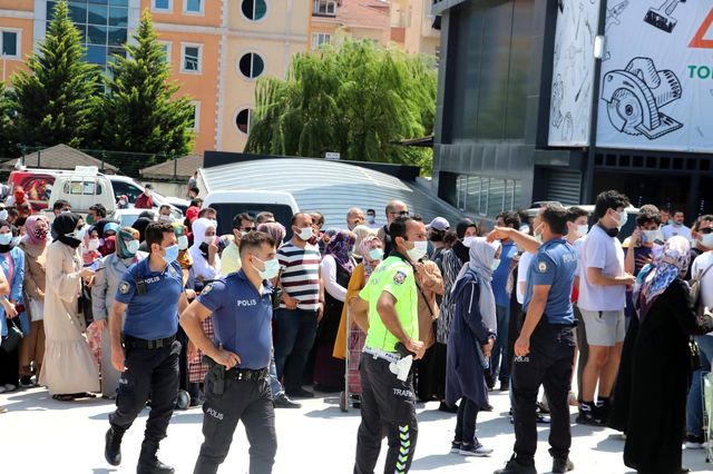 İndirim izdihamı görenleri şaşkına çevirdi! 1 kilometrelik kuyrukta baygınlık geçirenler oldu
