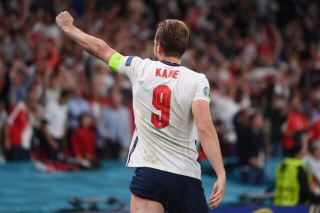 İnsanların kalçalarına bakıp gelecekten haber veren medyum, EURO 2020 finalinde kupaya uzanacak takımı da tahmin etti