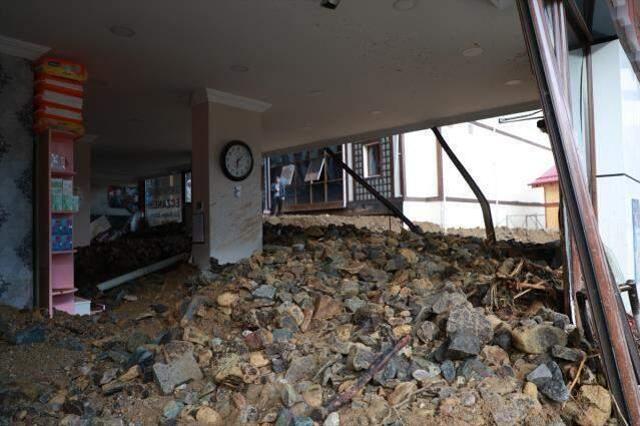 Rize'de sel ve heyelan afetinin hasarı gün ağarınca ortaya çıktı