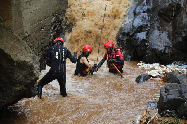 Sel felaketinin vurduğu Rize'de umutlu bekleyiş! Kayıp iki kişi için arama çalışmaları devam ediyor