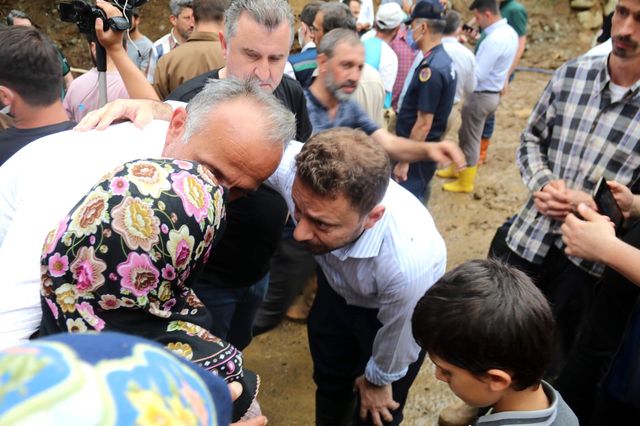 Sel felaketi, evinin yarısını da hacca gitmek için yıllardır biriktirdiği parayı da aldı götürdü