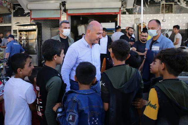 Zeytin Dalı bölgesindeki güvenlik güçleriyle bayramlaşan Bakan Soylu, gözyaşlarına hakim olamadı