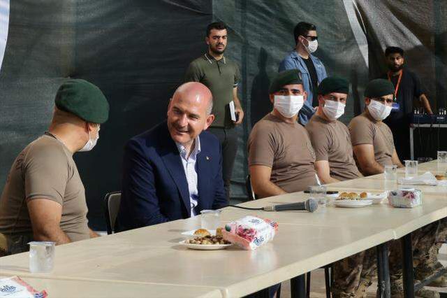 Zeytin Dalı bölgesindeki güvenlik güçleriyle bayramlaşan Bakan Soylu, gözyaşlarına hakim olamadı