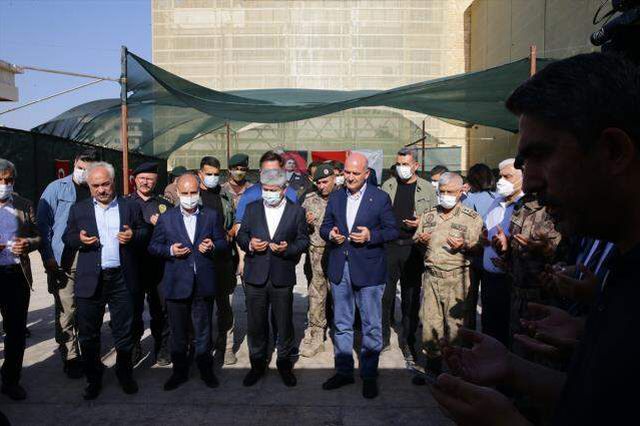 Zeytin Dalı bölgesindeki güvenlik güçleriyle bayramlaşan Bakan Soylu, gözyaşlarına hakim olamadı