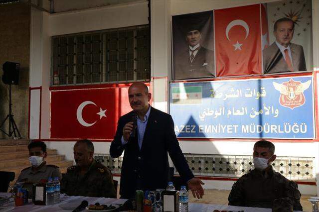 Zeytin Dalı bölgesindeki güvenlik güçleriyle bayramlaşan Bakan Soylu, gözyaşlarına hakim olamadı