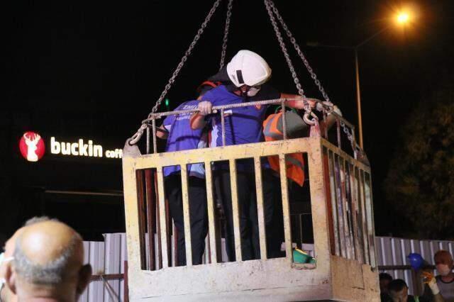 İzmir'de bir otomobilin metro inşaatındaki 25 metrelik çukura düşmesi sonucu 1 kişi öldü, 1 kişi yaralandı