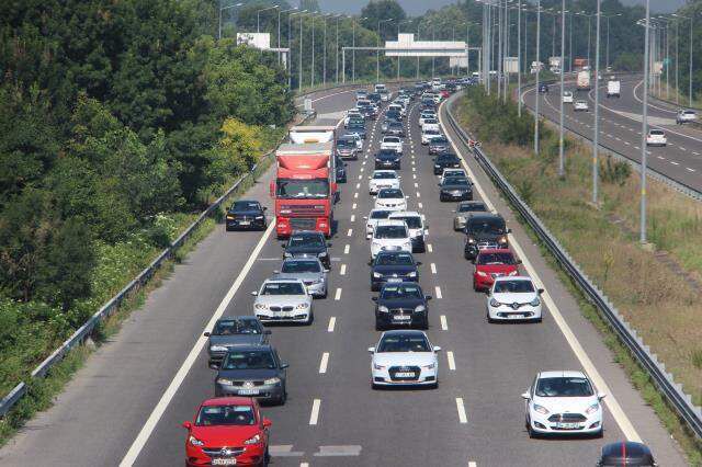 Tatilcilerin dönüş çilesi! Trafik 7 ilde durma noktasına geldi, art arda kazalar yaşandı