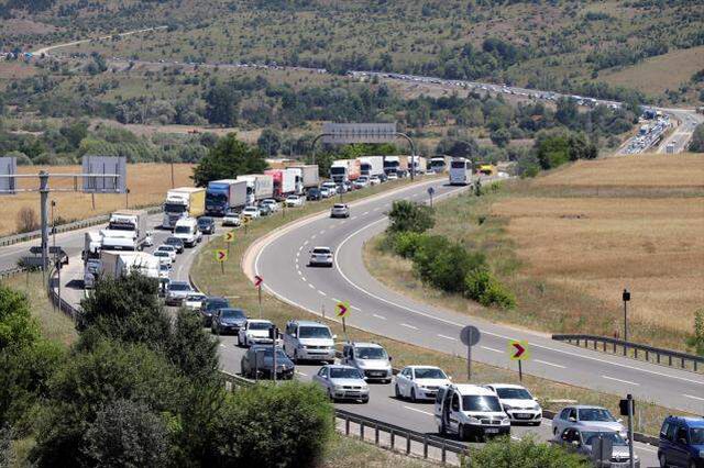 Tatilcilerin dönüş çilesi! Trafik 7 ilde durma noktasına geldi, art arda kazalar yaşandı