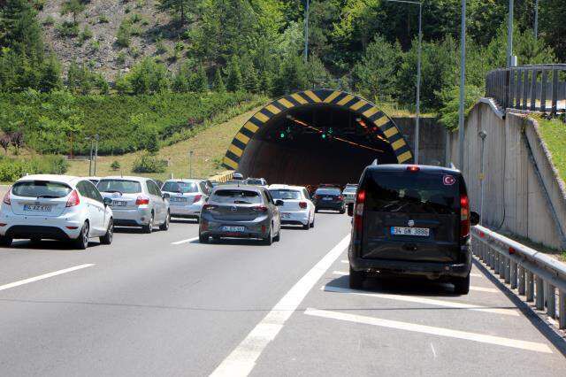Tatilcilerin dönüş çilesi! Trafik 7 ilde durma noktasına geldi, art arda kazalar yaşandı